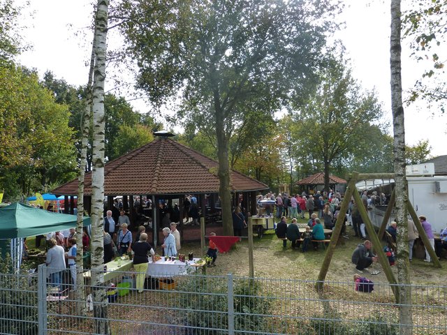 Viele Besucher genossen das schöne Wetter auf dem Festplatz