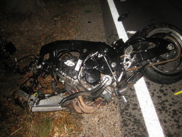 Das Motorrad wurde beim Unfall in zwei Teile gerissen | Foto: Burkhard Allwardt