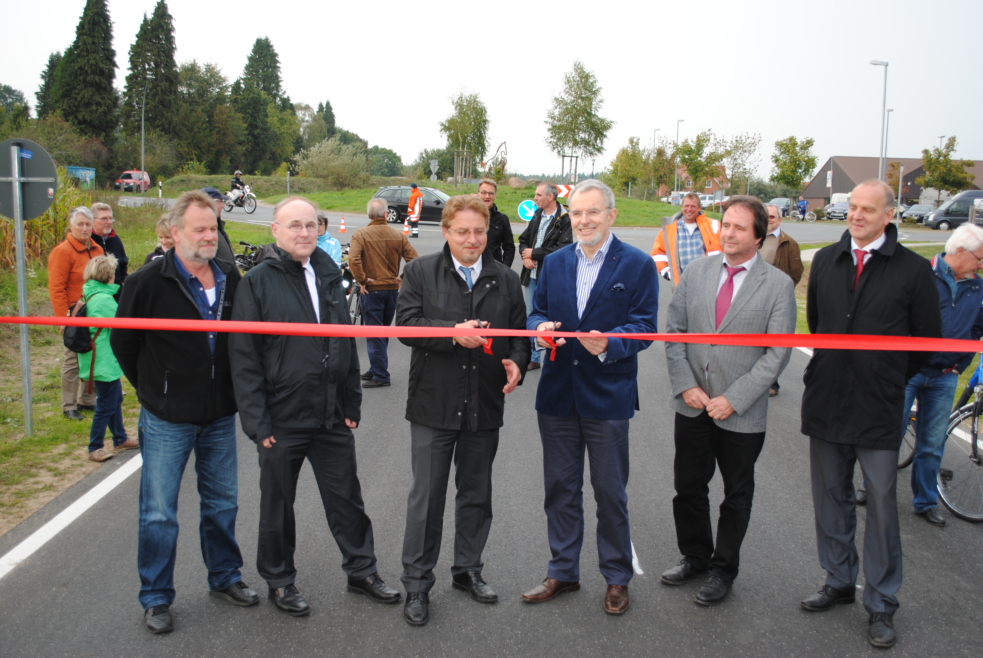 Bei der Einweihung der Straße (v. li.): Reiner Garbers, Bodo Ihlenburg, Wolfgang Krause, Hans-Joachim Abegg, Andreas Ristau und Klaus Peters