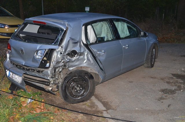 Der Biker krachte zuerst mit diesem VW Golf zusammen | Foto: Feuerwehr
