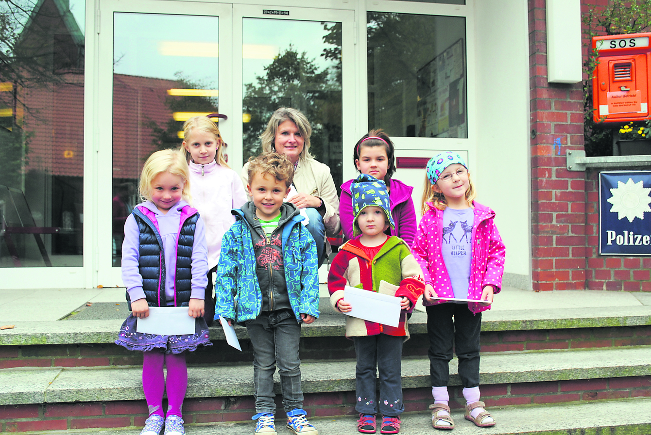 Freuten sich über die Gewinne: (hinten v. li.) Berit, Eike Reich und Samira, sowie (v. v. li.) Hanna, Leo, Merle und Svea