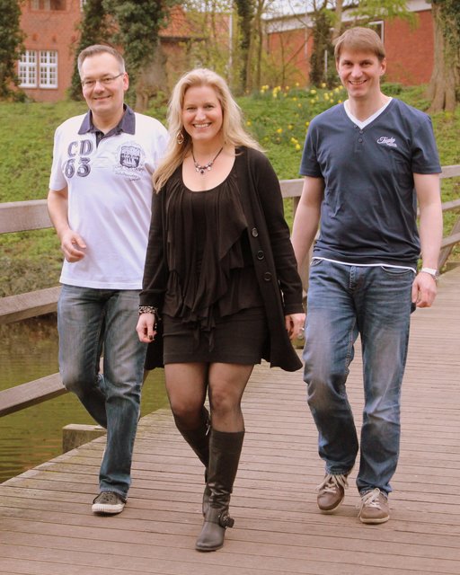Die Gruppe "Carnaby" als Trio: Andrea Richter mit Marc Hüttenrauch (li., Gitarre, Gesang) und Michael Tiedemann (Saxophon, Klarinette, Keyboards, Gesang) | Foto: Kim Klintworth