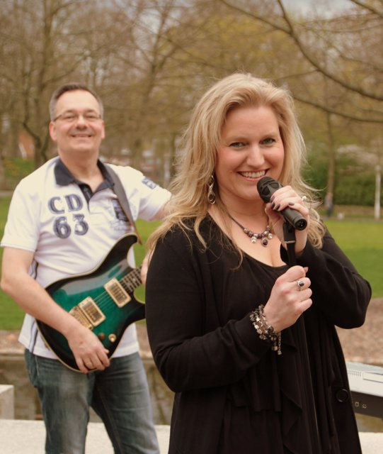 Andrea Richter mit ihrem Bandkollegen Marc Hüttenrauch (Gitarre, Gesang) | Foto: Kim Klintworth
