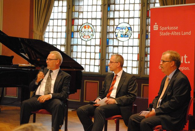 Sparkassen-Sprecher Wolfgang von der Wehl (Mitte) im Gespräch mit Helge Geier (li.) und Peter Bartels