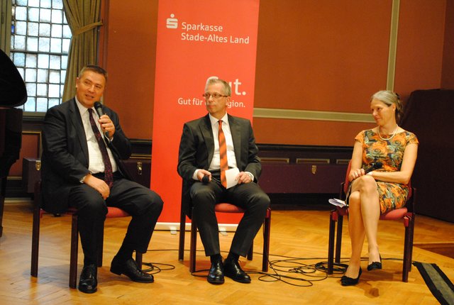 Sparkassen-Sprecher Wolfgang von der Wehl (Mitte) im Interview mit Thomas Mang und Dr. Sabine Schormann