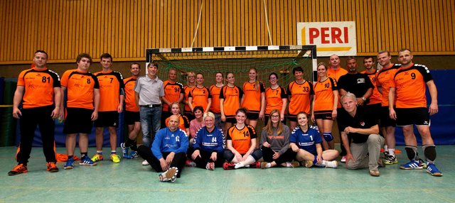 Aufstellung zum Gruppenfoto in der Auetaler Sporthalle
