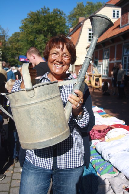 Brigitte Siems (Buchholz) freute sich über ein Schnäppchen: Eine Gießkanne für acht Euro