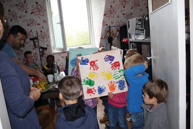 Die Kinder übergeben ihre Bilder