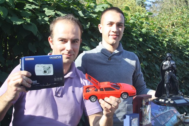 Michael Rokowski (li.) ist seit 15 Jahren immer beim Töster Flohmarkt dabei. Für Freund Kai Steffen war es eine Premiere