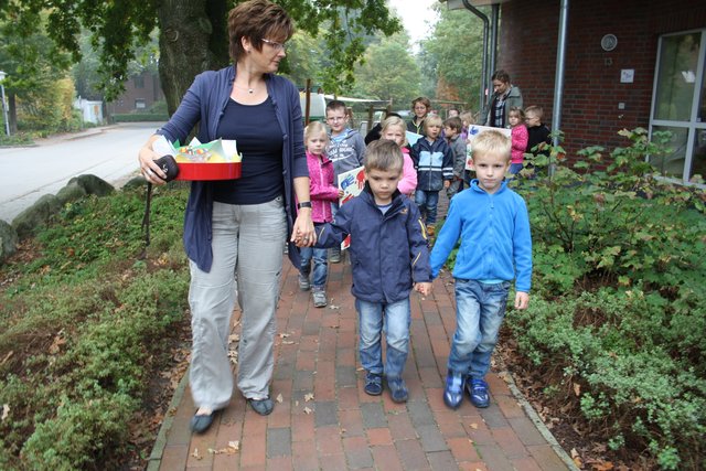 Kindergartenleiterin Dorothea Knoll macht sich mit den Kindern auf den Weg, um die Flüchtlinge zu besuchen