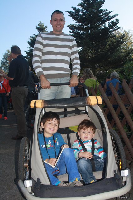 Christian Dreier war mit seinen Söhnen Nick (li.) und Tom auf dem Flohmarkt unterwegs