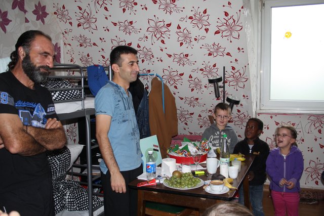Chassan Rashid und Ahmed Alian begrüßen ihren Besuch