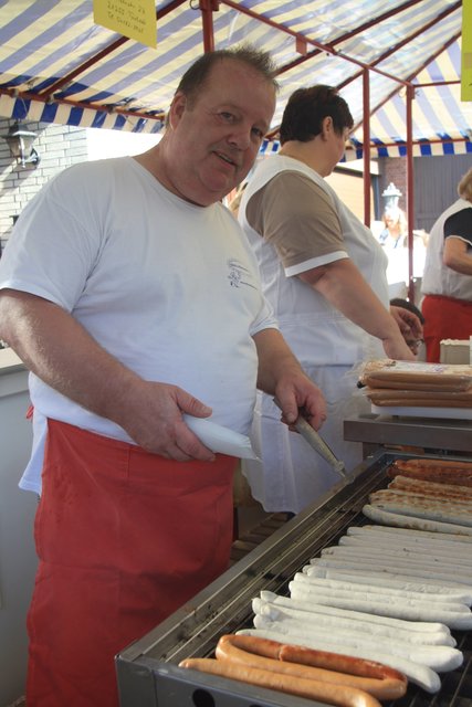 Tostedts Schützenkönig Adolf Matthies am Grill