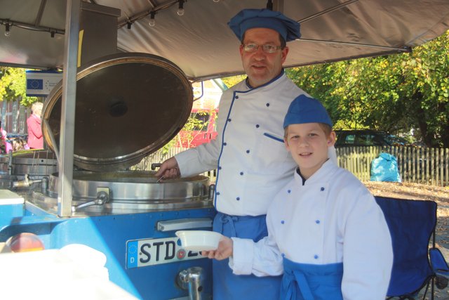 Wenn der Vater mit dem Sohne: Dirk (li.) und Till Zepernick an der Gulaschkanone