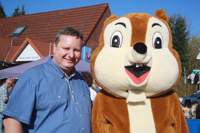 Frank Heinze, Mitglied des Tostedter Werbekreis-Vorstands, war mit Maskottchen "Ekki" auf dem Flohmarkt unterwegs