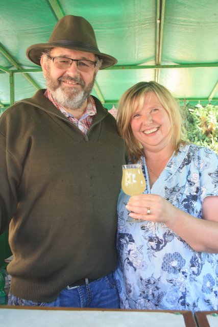 Heinrich Matte verkaufte mit seiner Frau Marika Zwiebelkuchen und Federweißer