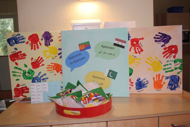 Kuchen und Bilder sowie ein "Willkommen" auf drei verschiedenen Sprachen: Die Kinder des Kindergartens "Arche Noah" haben sich auf den Besuch gut vorbereitet