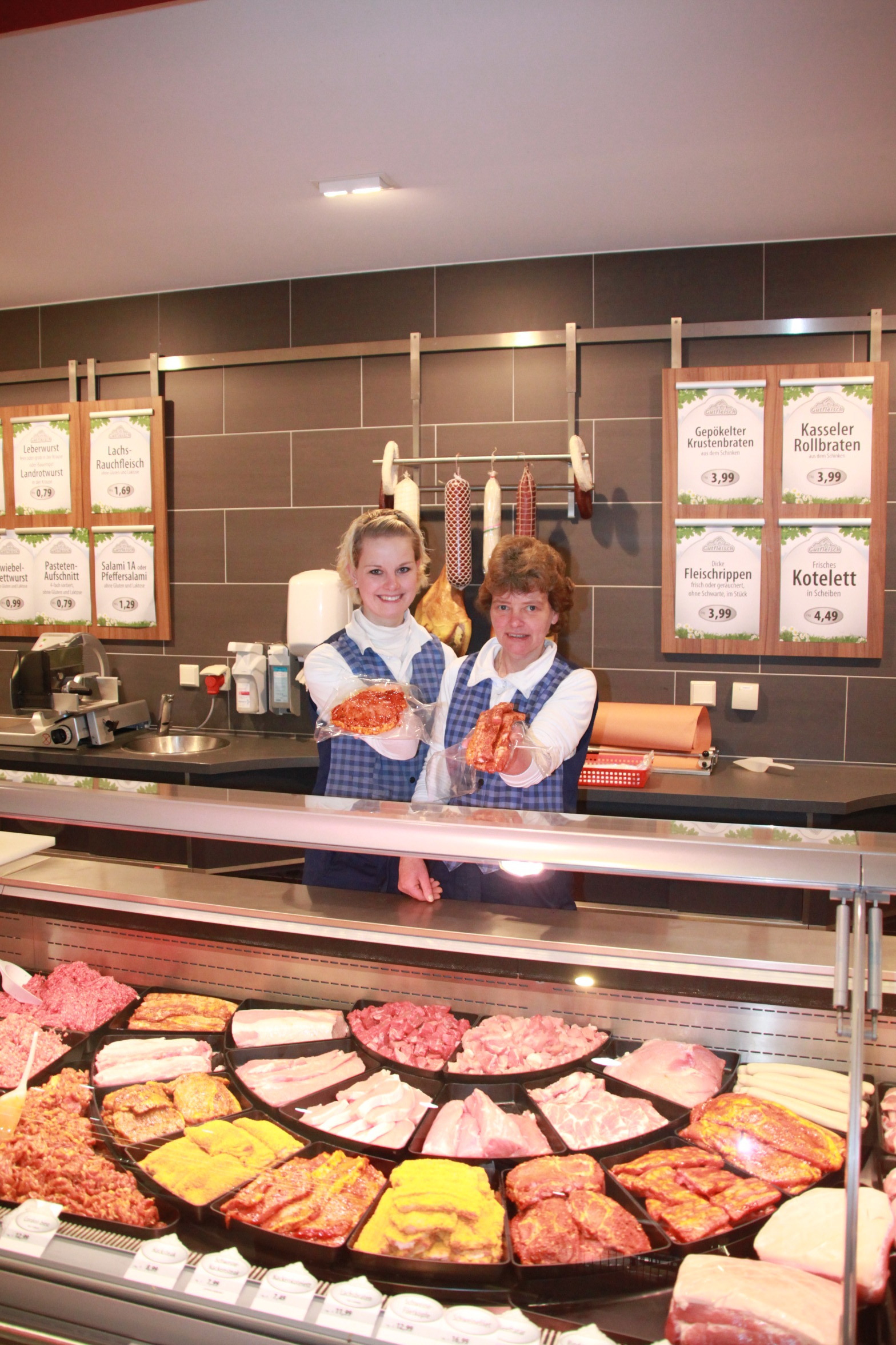 Die freundlichen und kompetenten Edeka-Verkäuferinnen Ramona Brandt (li.) und Andrea Gooßen beraten die Kunden bei der Auswahl der Fleisch-Spezialitäten