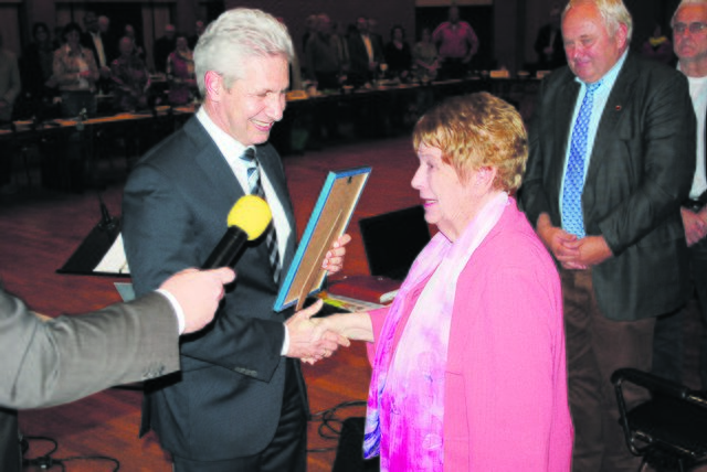 Bei der Ehrung im Kreistag (v. li.): Landrat Rainer Rempe gratuliert Ruth Zuther. Im Hintergrund freut sich Vize-Landrat Heiner Schönecke