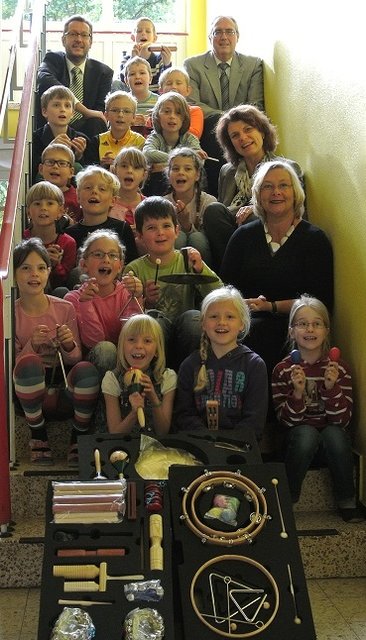 Willem Klie (hi. li.) und Peter Sommer (hi. re) überbrachten die Musikkisten | Foto: Musikalische Grundschule Isern Hinnerk