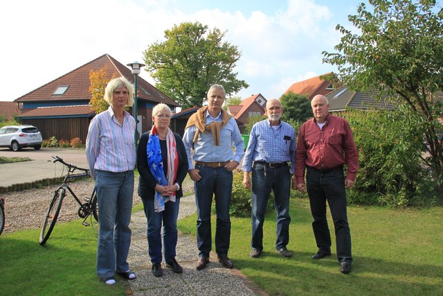 Sammeln Unterschriften gegen die Mega-Windspargel (v. li.): Hilke Ehlers, Ute Hartlef, Olaf Hagemann, Hans Dieter Braun und Klaus-Johannes Hartlef von der "BI Flethstraße"