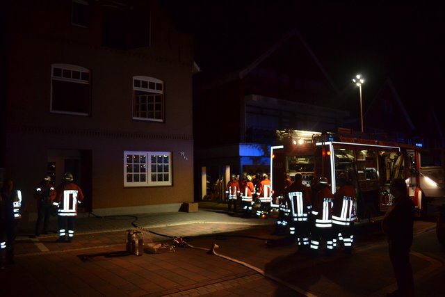 Rund 30 Einsatzkräfte hatten den Wohnungsbrand schnell unter Kontrolle | Foto: Polizei