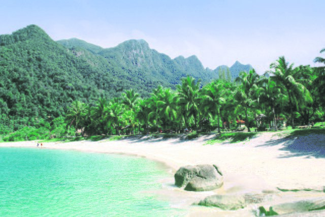 Menschenleere Strände und viel tropische Natur prägen das Gesicht Langkawis | Foto: djd/SunTrips Reisen GmbH