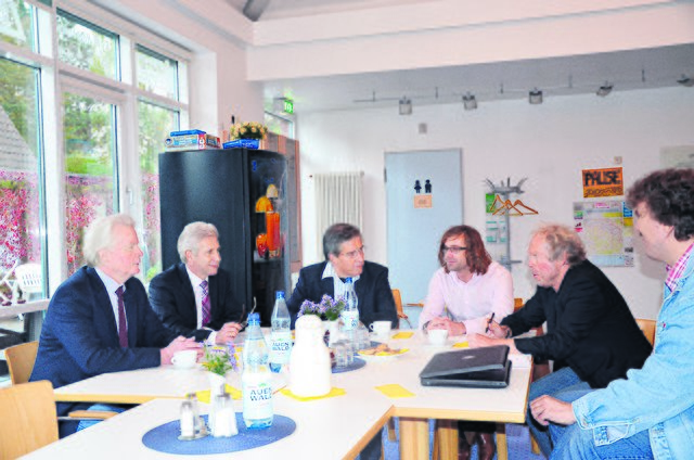 Interviewtermin in der Cafeteria des Krankenhauses Salzhausen (v.li.): Dr. Heiner Austrup (Krankenhaus Winsen), Landrat Rainer Rempe, Krankenhausgeschäftsführer Norbert Böttcher, Hermann-Gregor Haunerland (Krankenhaus Salzhausen) und die WOCHENBLATT-Redakteure Reinhard Schrader und Christoph Ehlermann | Foto: nf