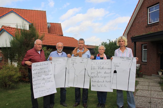 Mit Protestplakaten (v. li.): die BI-Mitglieder Klaus-Johannes Hartlef, Hans Dieter Braun, Olaf Hagemann, Ute Hartlef und Hilke Ehlers