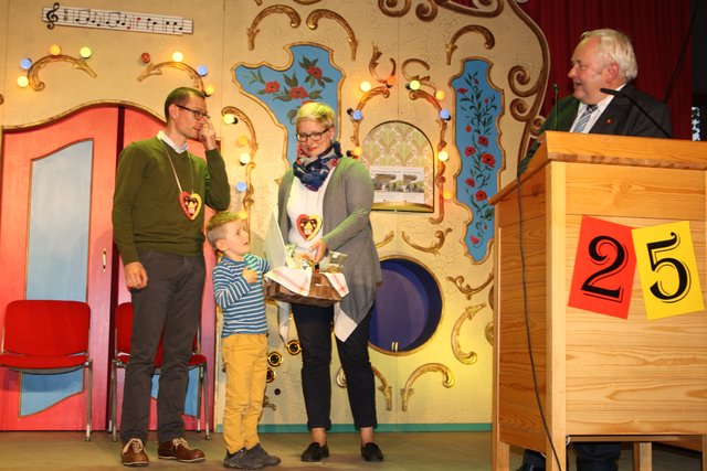 Und stellt Familie Much als 10.000 Mitglied des Vereins vor