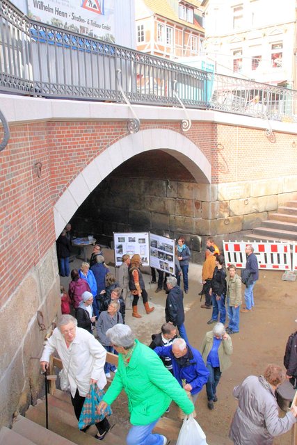 Trockenen Fußes durch die Brücke hindurch marschieren - das kann man nicht jeden Tag