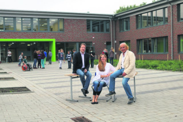 Es ist vollbracht (v. li.): Steffen Burmeister, Nathalie Boegel und Karl-Heinz Glaeser auf dem Schulhof der neuen Jesteburger Oberschule