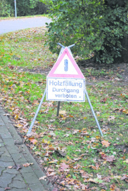 Schilder weisen auf die Holzfäll-Arbeiten hin