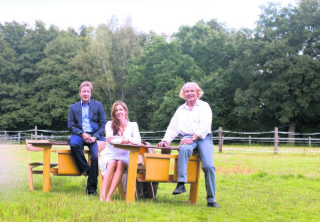 Der Startschuss: 2007 stellten Steffen Burmeister (v. li.), Nathalie Boegel und Karl-Heinz Glaeser Tische und Stühle dorthin, wo das Trio die neue Oberschule wünschte