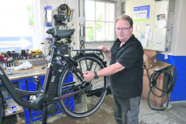 Joachim Hör überprüft Fahrräder und stellt die Technik perfekt ein