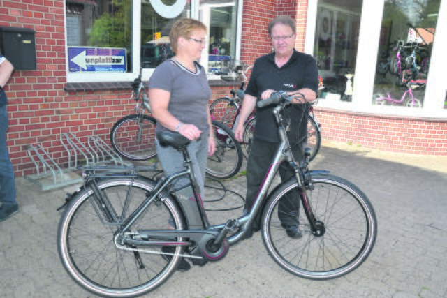 Joachim Hör erklärt einer Kundin die Funktionsweise eines E-Bikes