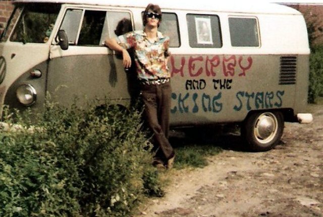 Der junge Sänger "Herby" setzt sich in Star-Pose vor dem Bandbus in Pose | Foto: Herby and the Rocking Stars