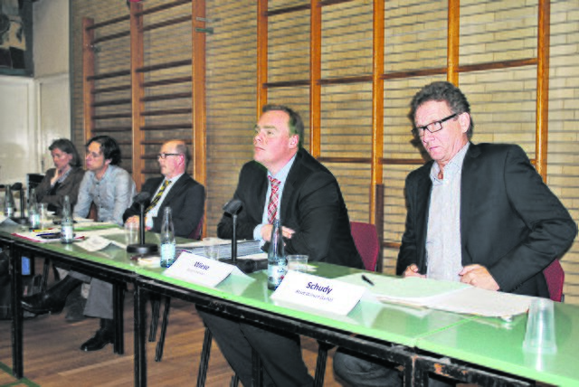 Vertreter der Stadt Winsen mit Bürgermeister André Wiese (Zweiter v. re.) und des Landkreises standen Rede und Antwort