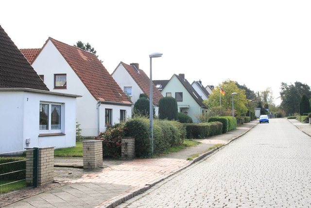 Biedere Wohnsiedlung ist Stade. Bis auf das rätselhafte "Messie"-Haus sind die Eigenheime akkurat