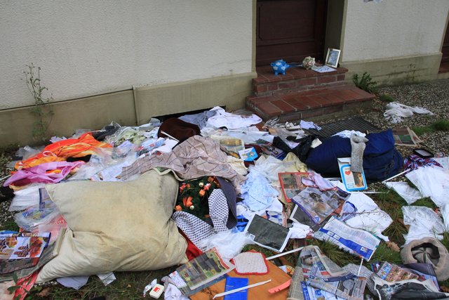 Unrat auf dem Grundstück: Kann die Hausbewohnerin ihren Alltag noch meistern?