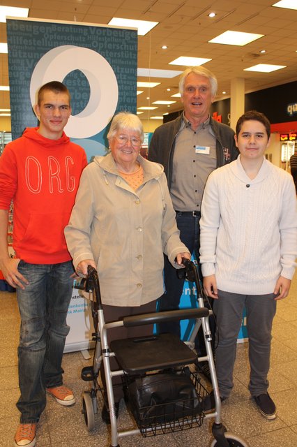 Die Protagonisten des gestellten Diebstahls: (v. li.) Marvin Sörensen, Inge Hellberg, Karl-Heinz Langner und Kareem Bayaa