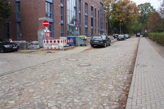 Auf Höhe der Einmündung Auguststraße soll ein neuer Weg über das Kopfsteinpflaster geschaffen werden