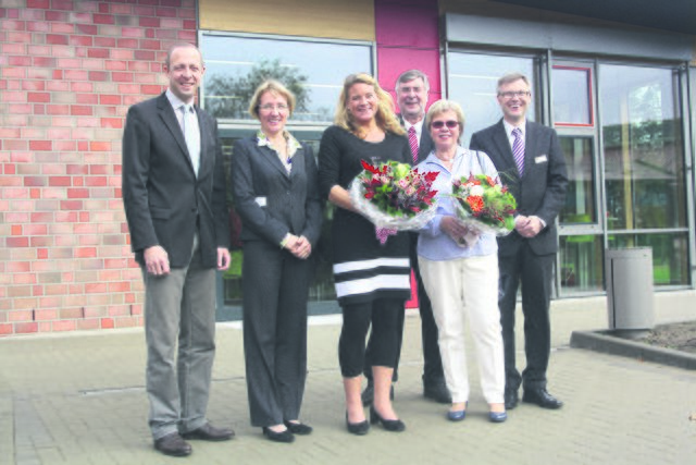 Einweihungsgäste (v. li): Kreisrat Dr. Björn Hoppenstedt,  Anette Randt (stellvertretende Landrätin), Grundschulleiterin Christine Gall, Bürgermeister Gerhard Schierhorn, Susanne Graßhoff (Leiterin der Oberschule) und Samtgemeinde-Bürgermeister Olaf Muus