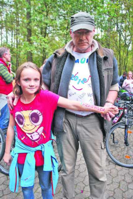 Eichenschülerin Luna (11), hier mit Lehrer John Köhler, hatte sich "Inzmühlen darf nicht sterben" auf den Arm gemalt