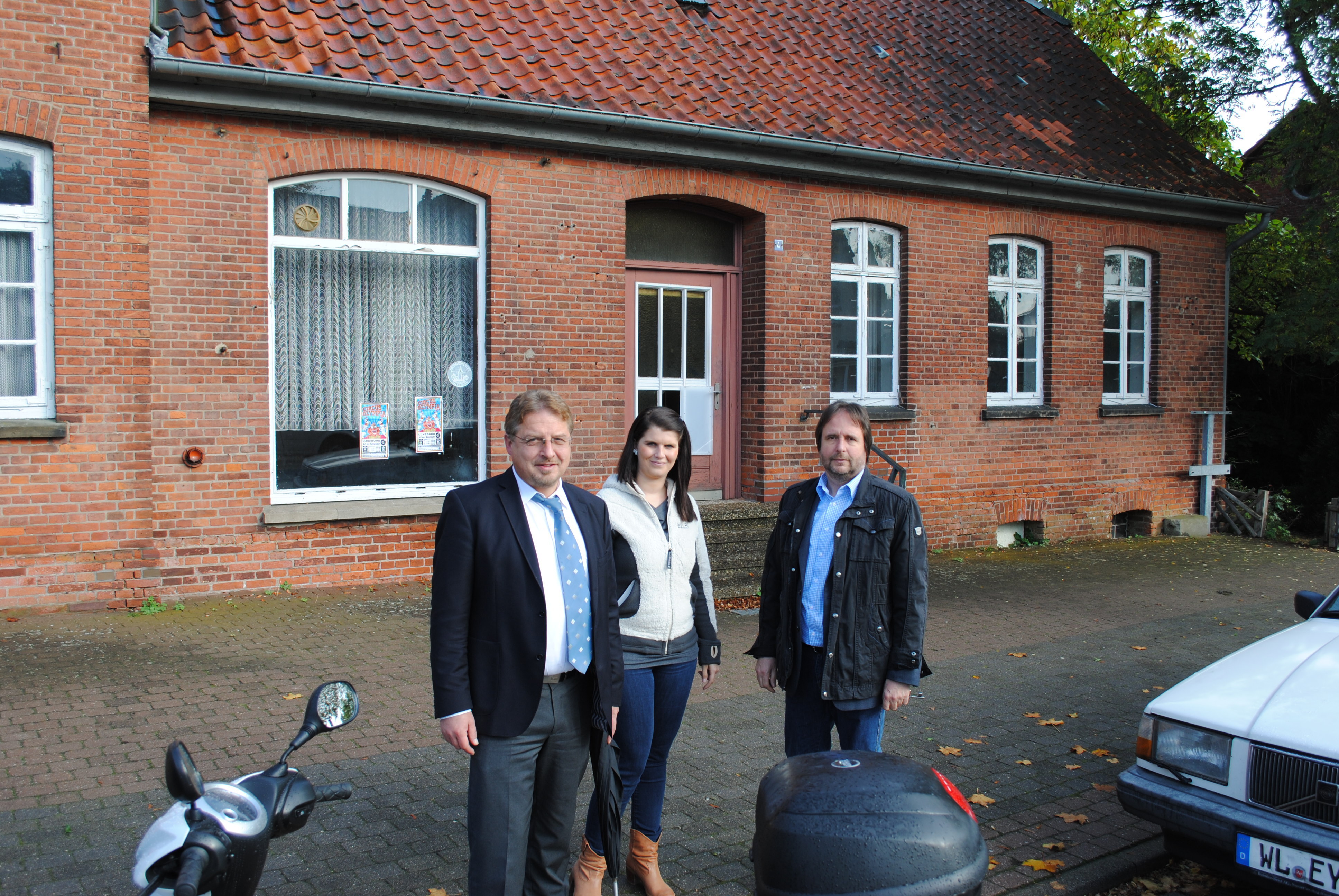 Haben viel vor mit dem seit fast 30 Jahren leerstehenden Geschäftshaus an der Bahnhofstraße (v. li.): Wolfgang Krause, Anja Beckmann und Andreas Ristau