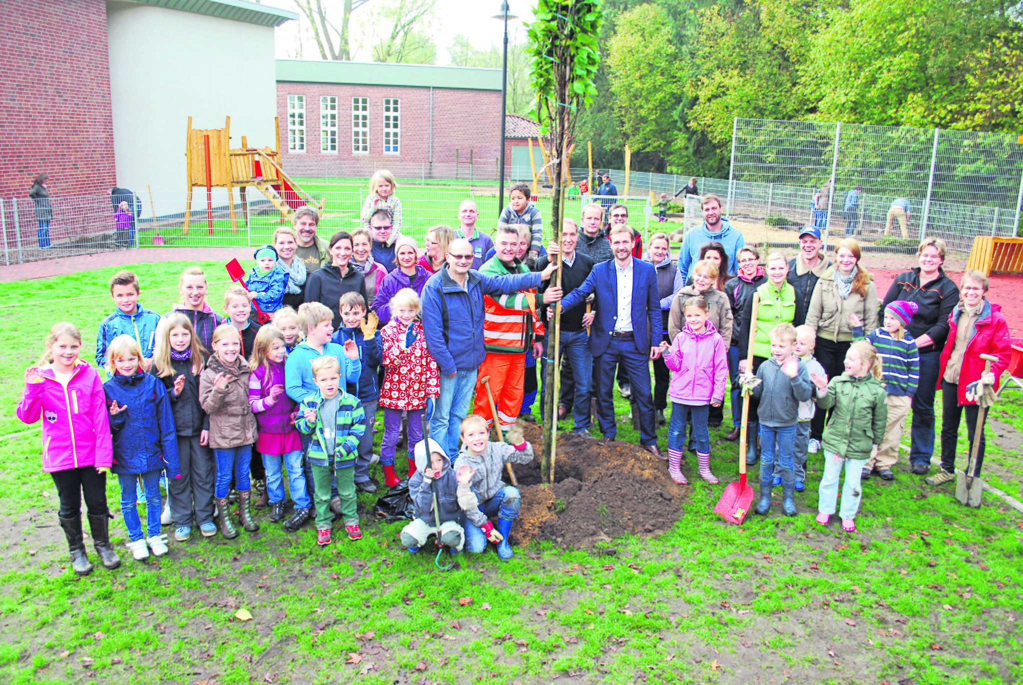 Eltern und Kinder der Grundschule Dieckhofstraße pflanzten Bäume Tostedt