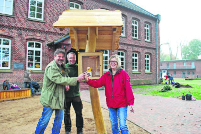 Lehrerin Ute Richter freut sich über die Schulinformationssäule. Den Schlüssel überreichte Axel Zarsteck (li.) von "Ghepetto" im Beisein von Spielplatzplaner Alexander Schrader