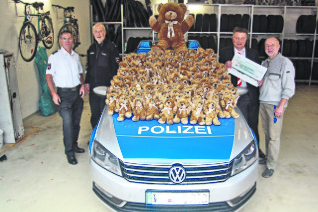 Spendenübergabe mit Blaulicht (v. li.): Die Polizisten Uwe Lehne und Dirk Poppinga sowie Dr. Arne Einhausen und Hermann Simon