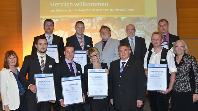 Auf der Meisterfeier der Handwerkskammer nahmen die Geehrten, darunter Hanrike Holst (Mitte vorn), die Glückwünsche von Festrednerin Jutta Schiecke, Landesbeauftragte für Regionale Landesentwicklung (vorne li.), Kammerpräsident Detlef Bade (erste Reihe 3. v. re.), Vizepräsidentin Heidi Kluth (vorne re.), Vizepräsident Roman Hannover (hi. 3. v. re.) und Hauptgeschäftsführer Eckhard Sudmeyer (hi. 2. v. re.) entgegen | Foto: Heidelberg