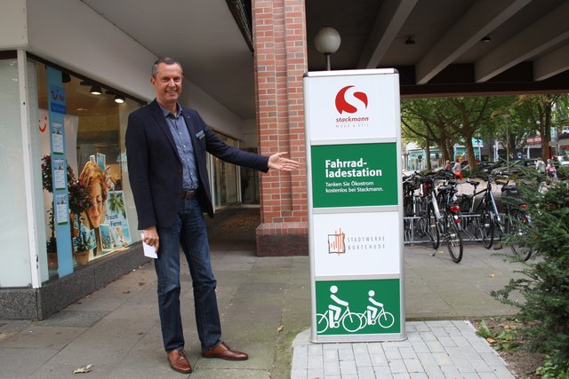 Besonderer Service: Bei Stackmann in Buxtehude können E-Bike-Fahrer ihre Akkus aufladen
